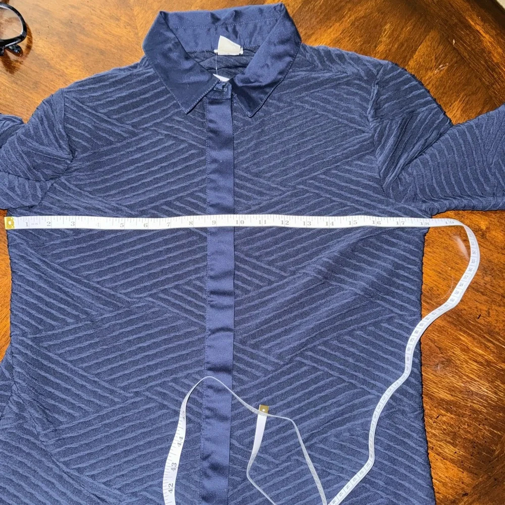 Chico’s Women's Button Up Shirt Textured Knit Long Sleeve Navy 0- Small NWT - Picture 3 of 11